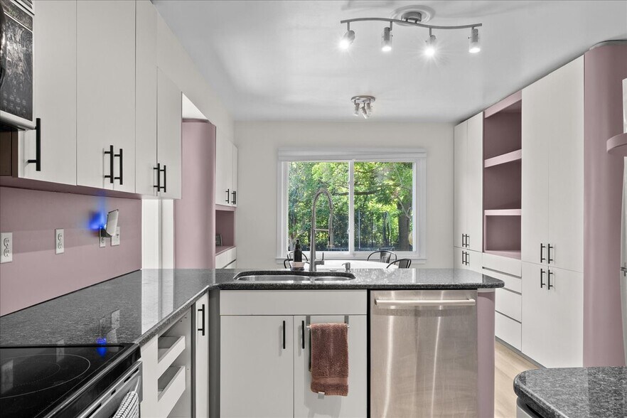 Building Photo - 5476 Van Ness Dr
