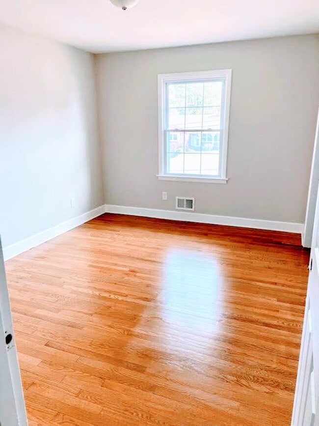 Building Photo - Great 4 Bedroom House