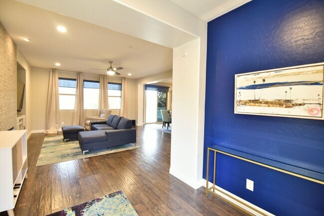 Building Photo - Gorgeous 3bed / 2.5bath home located in Tuscany!
