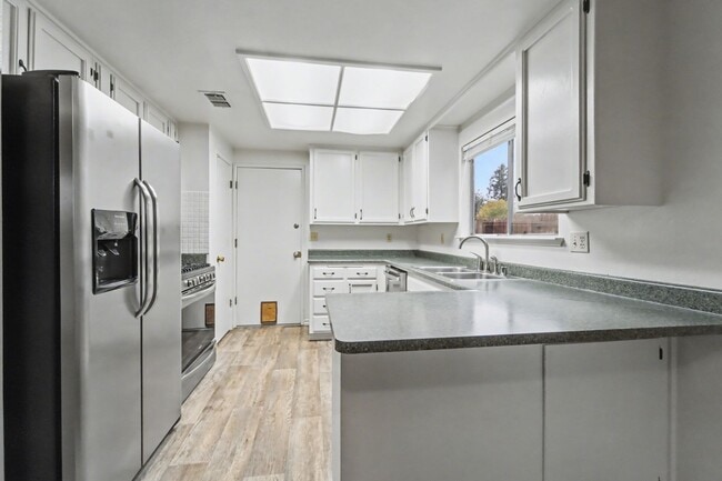 Building Photo - Sweet 3-Bedroom With a Fireplace Vibe