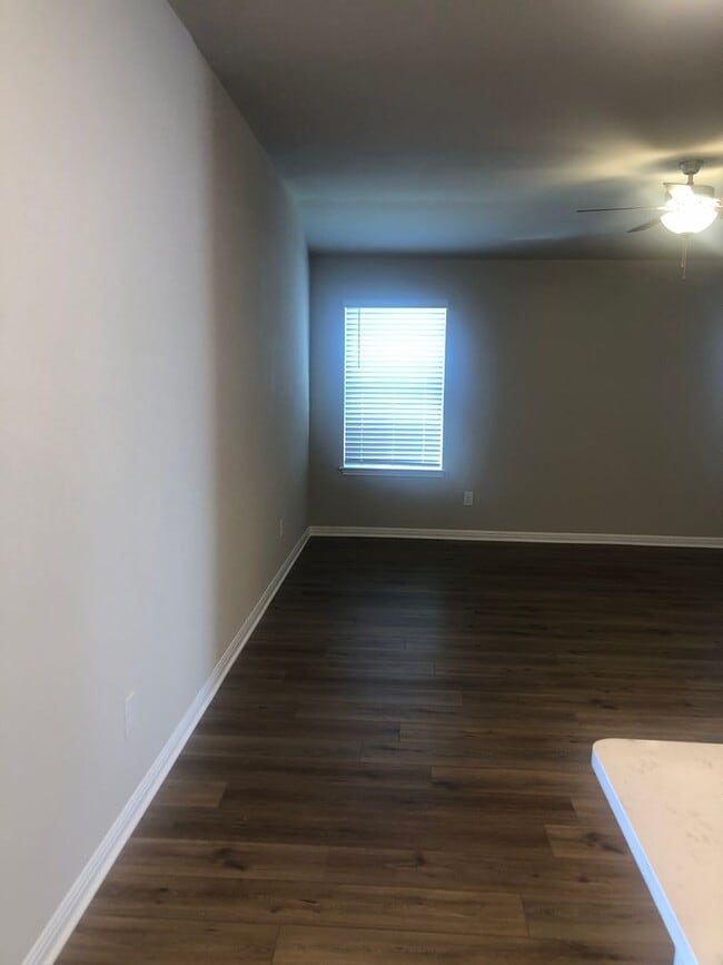 Building Photo - -=Available April 2026=-  4BR/2BA w/ Fenced Yard + Covered Parking in Hutto, TX