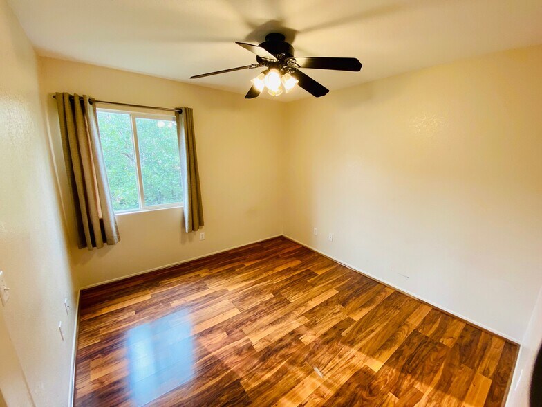 Building Photo - 5539 Avenida Entrada