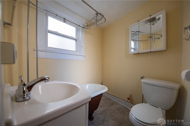 Building Photo - 243 Oak St