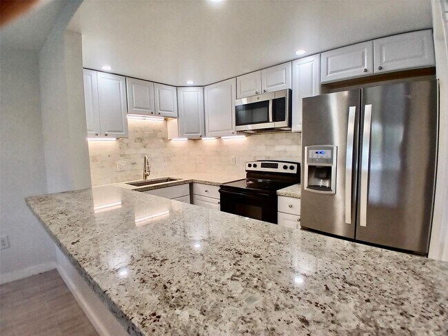 Building Photo - 4164 Inverrary Dr