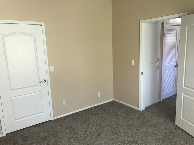 Building Photo - 2 bedroom 2 bathroom Condo