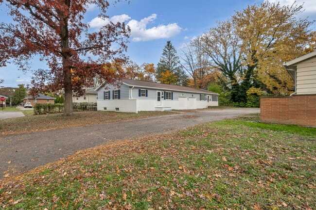 Building Photo - 231 Randel Ave