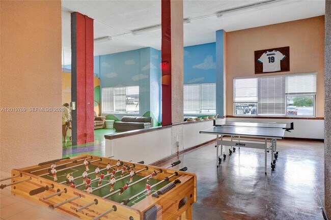 Building Photo - 18021 Biscayne Blvd