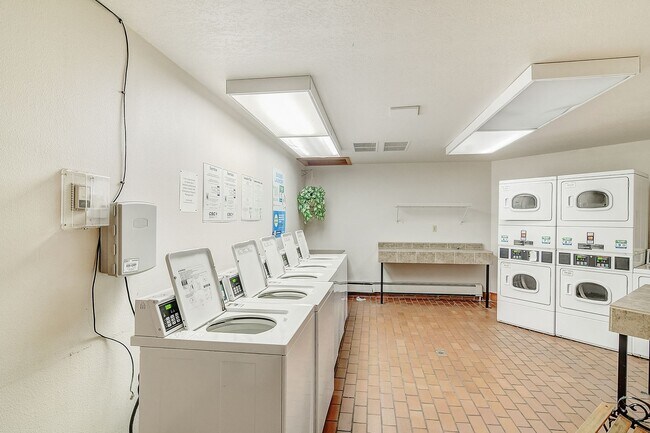 Building Photo - Wilderness One Bedroom Available 7/7!  Close to hiking trails and great amenities.  Amazing SUN!