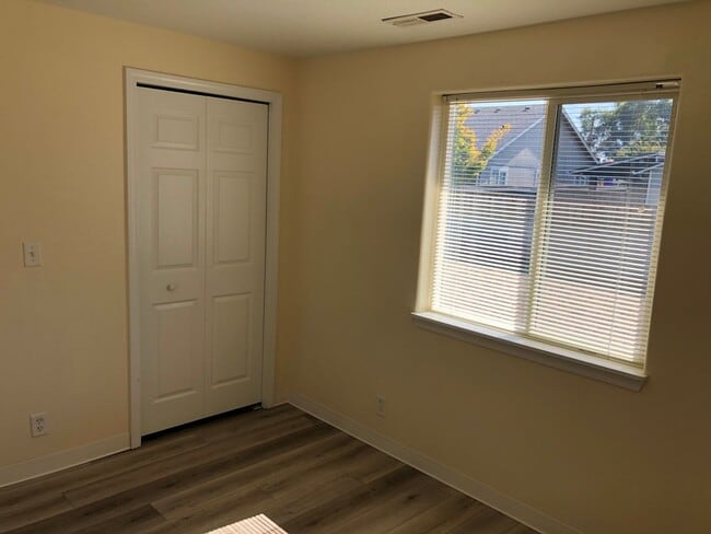 Building Photo - Beautiful 3 bedroom 2 bathroom house in a ...