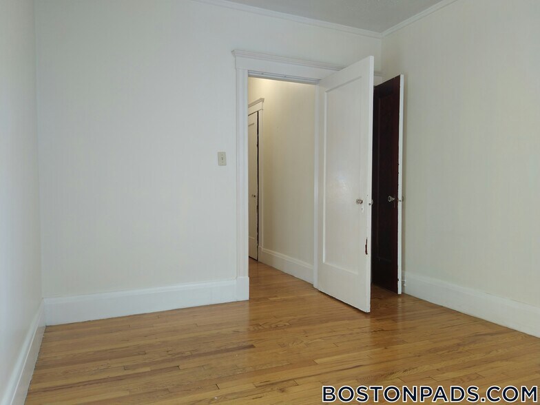 Building Photo - 349 Pleasant St