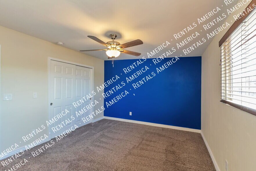 Building Photo - 330 E Mountain Vista Dr