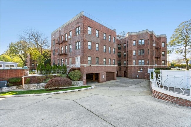 Building Photo - 2 Herrick Dr