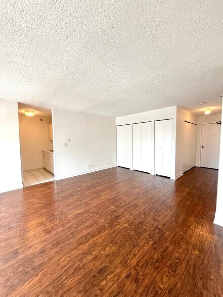 Building Photo - 33 W Delaware Pl