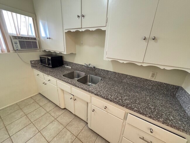 Building Photo - 521 S Manhattan Pl