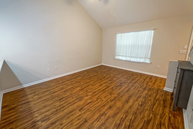 Building Photo - UPDATED 2 Bed / 2 Bath with LOFT in Summer...