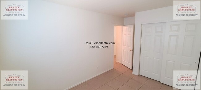Building Photo - Valencia Rd & Headley Rd 3/2 - July move in special! - All tile floors and updated kitchen