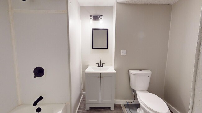 Building Photo - Old Brooklyn Area - 4 Bedroom - 1 Bath - Single Family Home