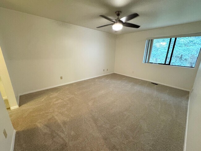 Building Photo - Spacious condo with 2 parking spaces included