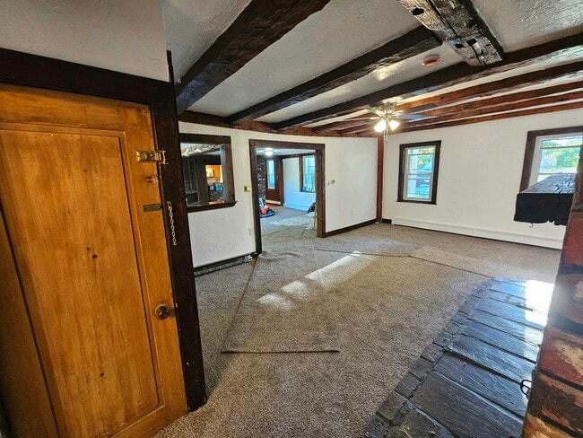 Building Photo - 81 Oak St