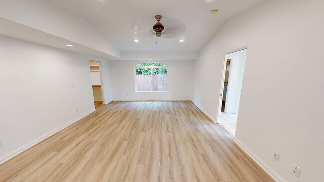 Building Photo - Spacious 4 Bed 3 Bath Home Available for L...