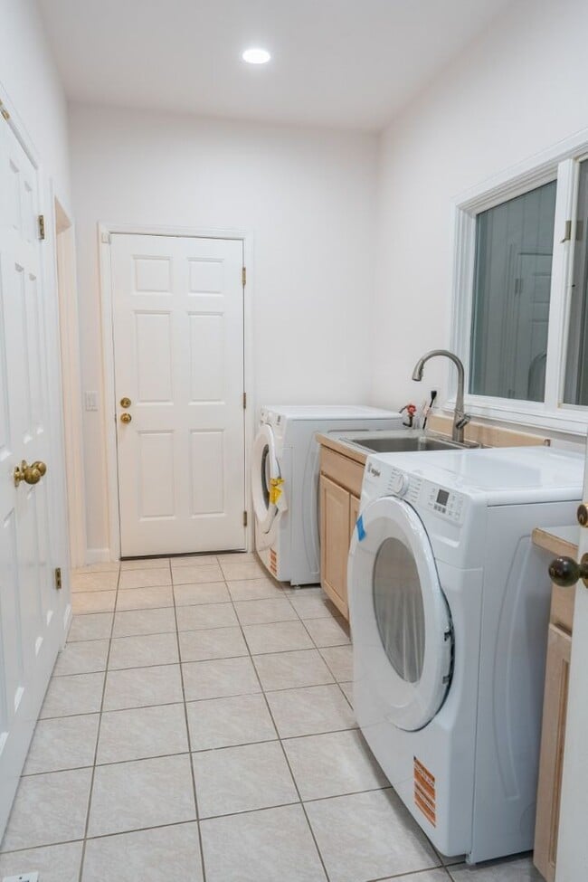 Building Photo - 4bd/3.75ba
