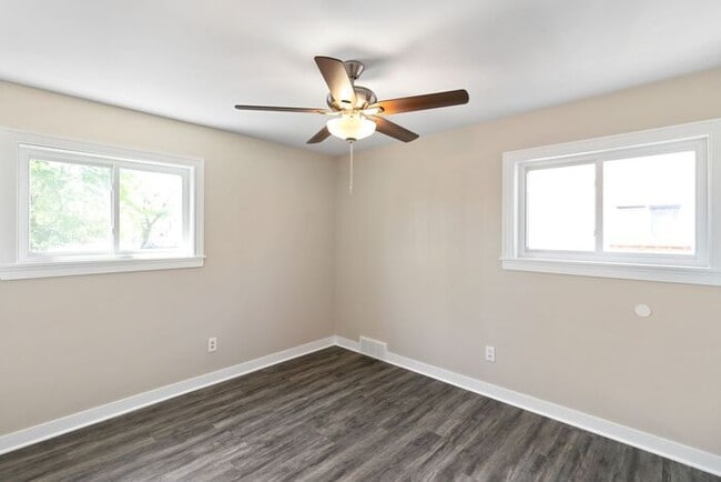Building Photo - HUGE Updated Apartment with hardwood floors