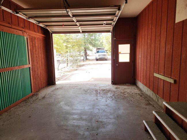 Building Photo - Adorable 2 bed / 2 bath - with 1 car garage