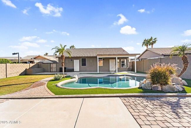 Building Photo - 8406 W Dahlia Dr