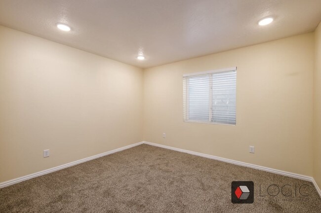 Building Photo - Stunning Single Family Home In Excellent L...