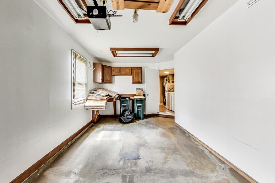 Building Photo - 1808 Vermont Dr