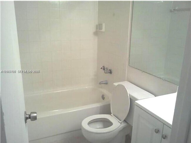 Building Photo - 4033 Lakeside Dr