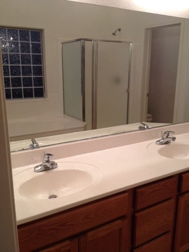 Building Photo - 6956 E Sandhurst Dr