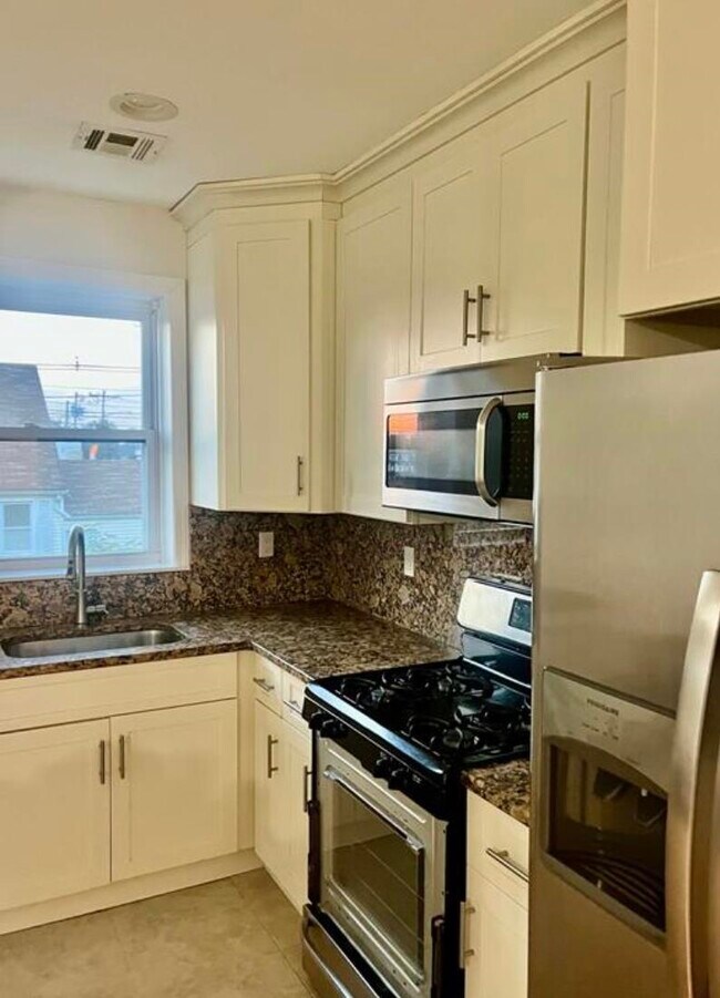 Building Photo - 10-12-12 Morton Pl