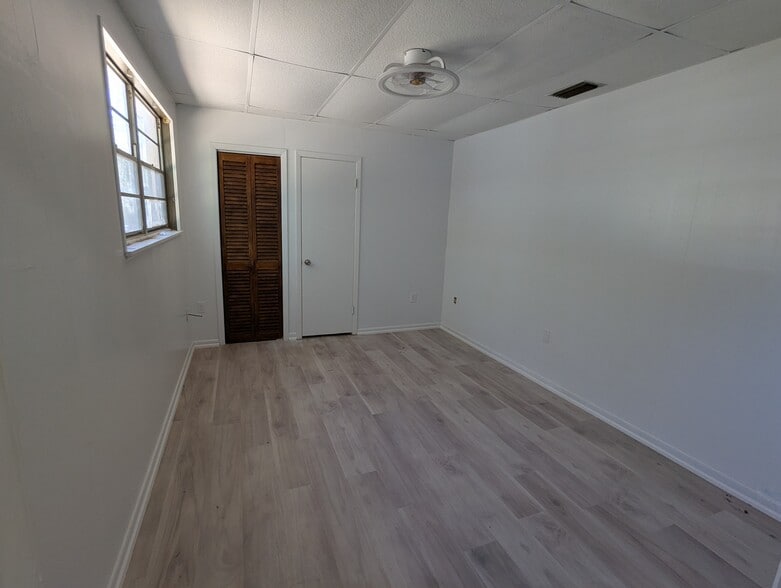 Building Photo - 2002 NE 15th Ter