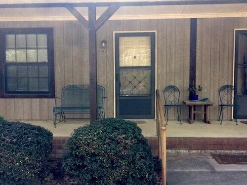 Building Photo - 220 Laurel Ave