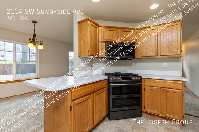 Building Photo - 2114 SW Sunnyside Ave