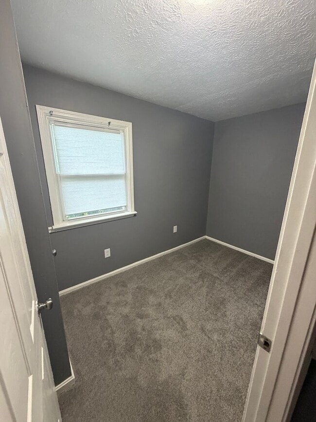 Building Photo - Freshly updated 3BR home!
