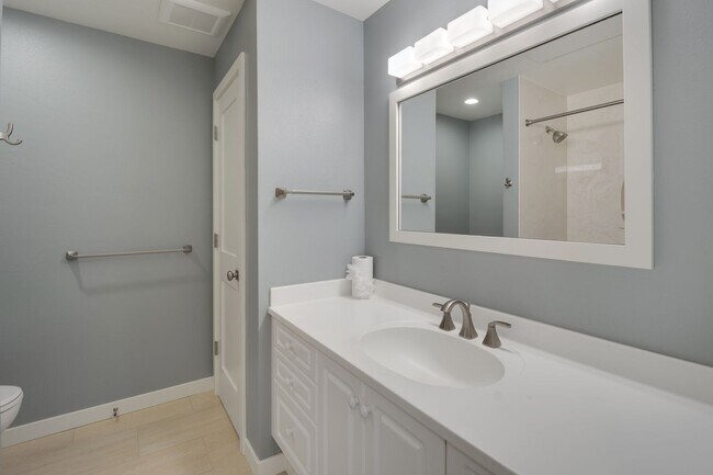 Building Photo - 2bd/2ba Bellevue Condo