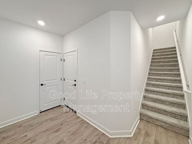 Building Photo - 820 Makani St