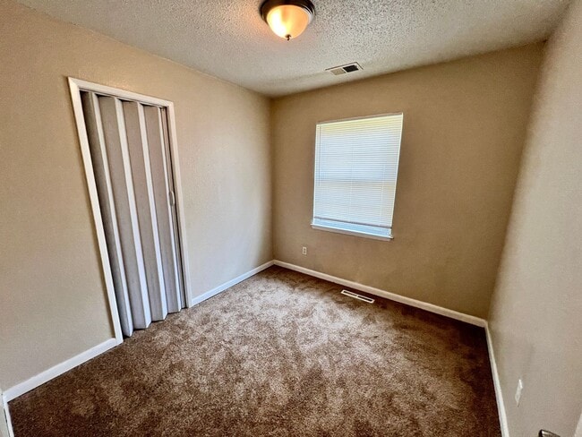 Building Photo - 2630 S 49th St