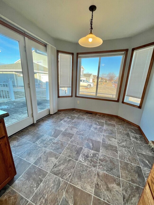 Building Photo - Spacious 4 Bed/3 Bath Twinhome in Brandon!