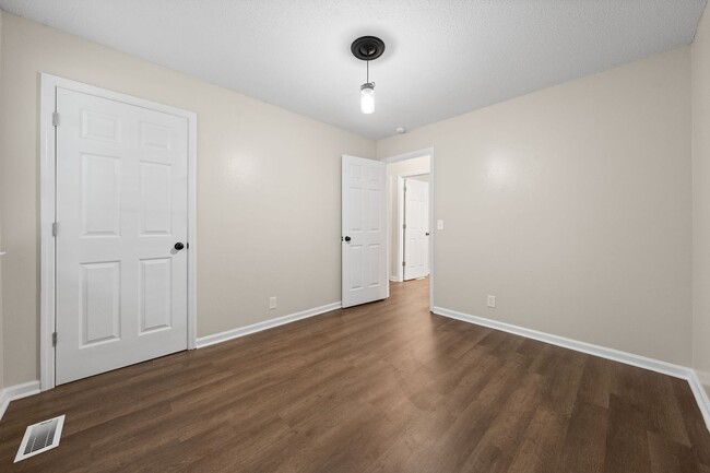 Building Photo - Renovated 3 Bedroom Dog Friendly Home For ...