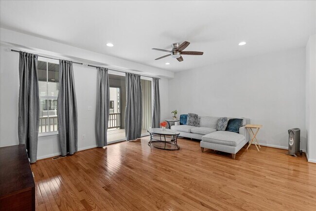 Building Photo - Stunning Luxury Townhome for Rent in Westmoore!