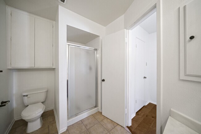 Building Photo - 10958 Crown Park