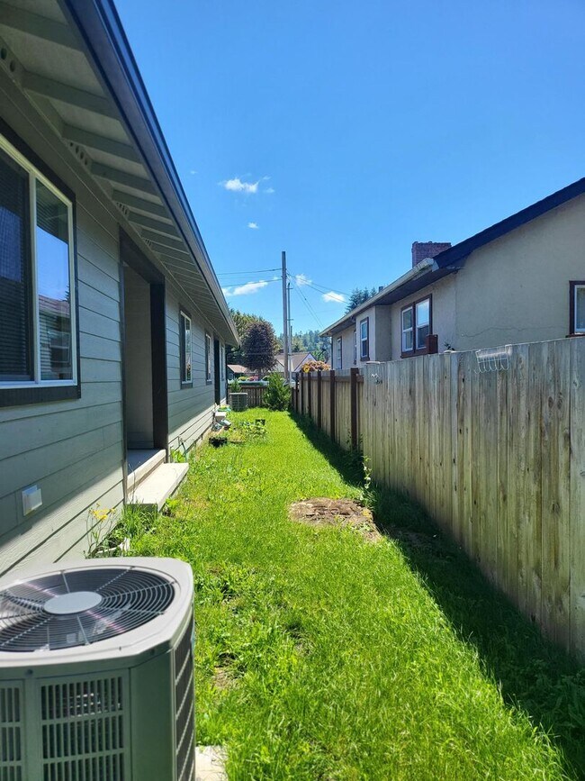 Building Photo - 609 S Washington Ave