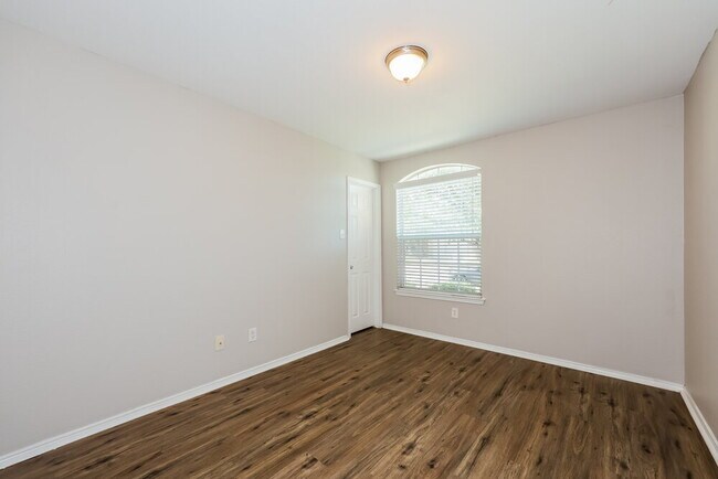 Building Photo - 3020 Meadowbrook Dr