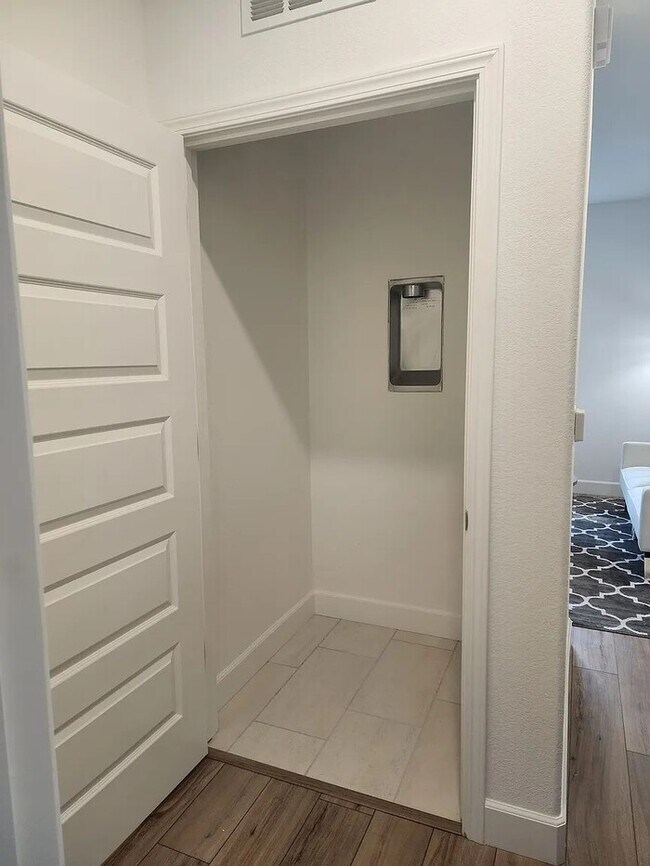 Building Photo - Bright & Cozy 1 Bed / 1 Bath Living Space ...