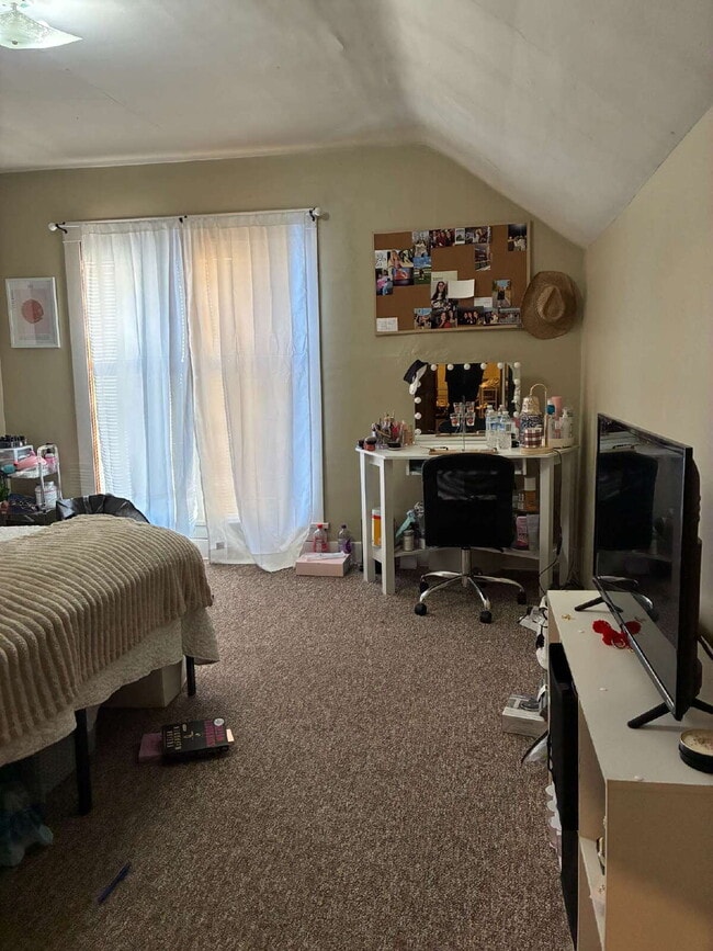 Building Photo - 4 Bedroom, 2 Full Bathroom Home With Central Air & Large Yard