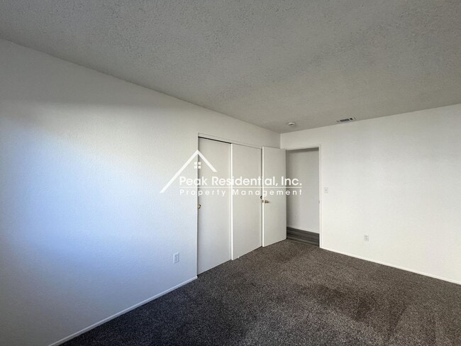 Building Photo - Spacious 4bd/2ba House with 2 Car Garage