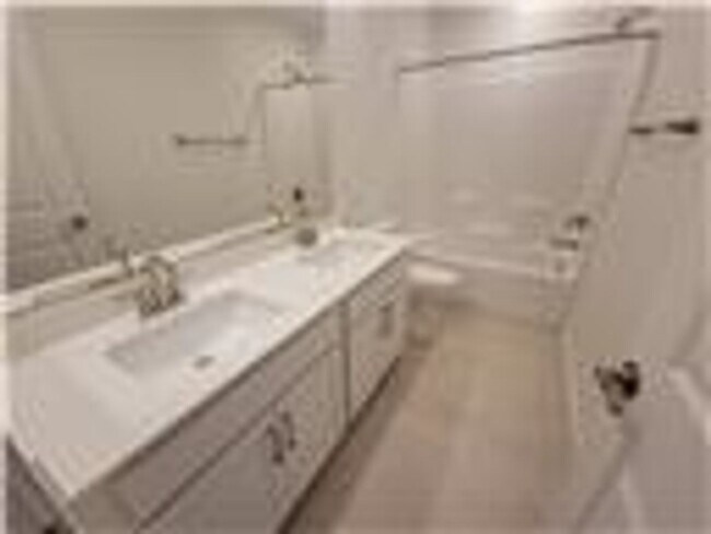 Building Photo - Beautiful 4 bedroom House